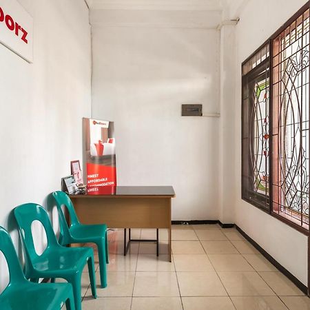 Reddoorz Near Widya Mandala University Σουραμπάγια Εξωτερικό φωτογραφία